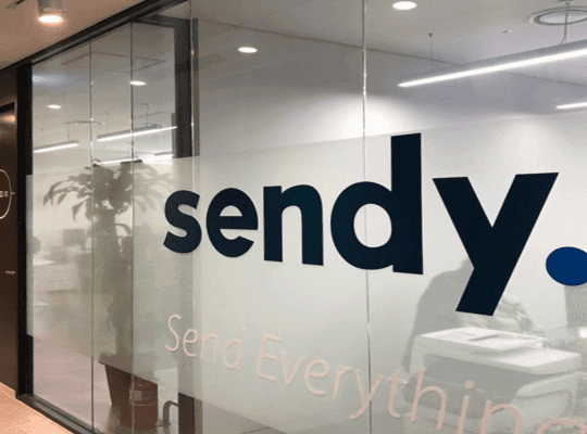 센디 팀원들이 사용자 피드백을 분석하는 모습