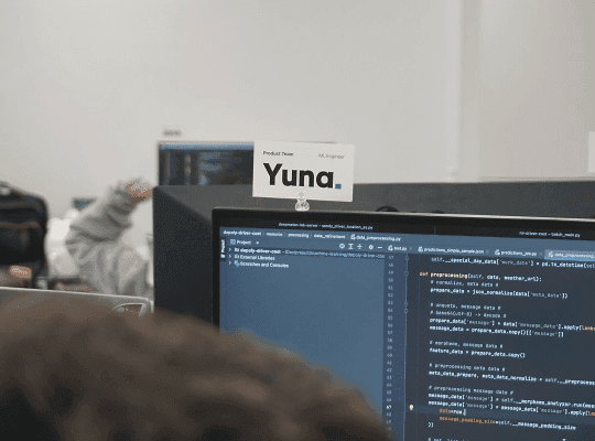 센디 팀원들이 데이터를 분석하고 의사결정하는 모습