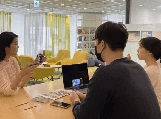 센디 팀원들이 자유롭게 의견을 나누며 논의하는 모습