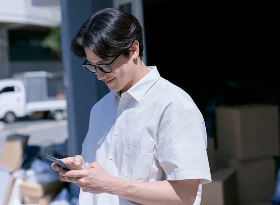 휴대폰으로 운송을 신청하는 사람