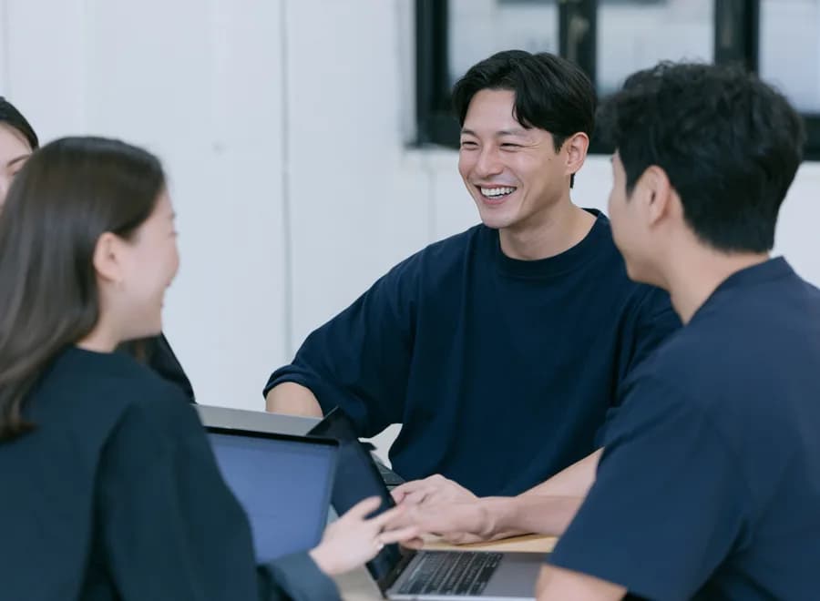 이야기를 나누는 센디 팀원들